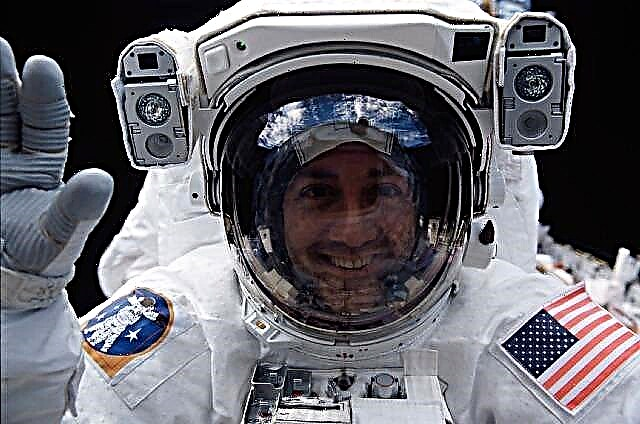 El primer astronauta de Twitter de la NASA y un invitado de 'Big Bang Theory' vuelan a una nueva posición