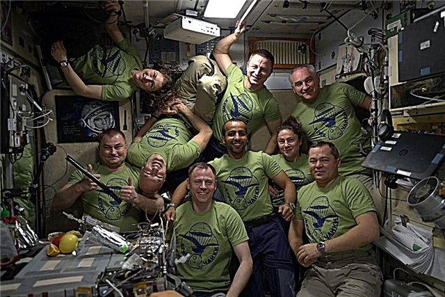 Девет астронавти от четири различни космически агенции в момента са на Международната космическа станция