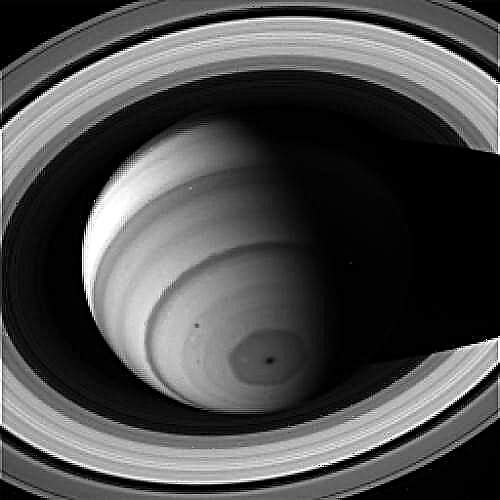 Croquis de Saturne: Planète annelée dansant dans des images brutes de Cassini