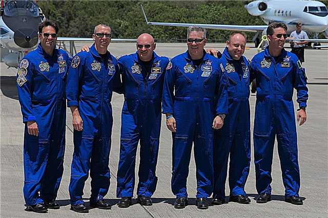 지휘관 마크 켈리와 STS-134 승무원이 케네디에 도착하여 엔도 버의 최종 비행