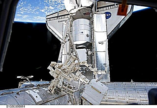 Não-vá para a foto-Op 'Fly About' na Estação Espacial