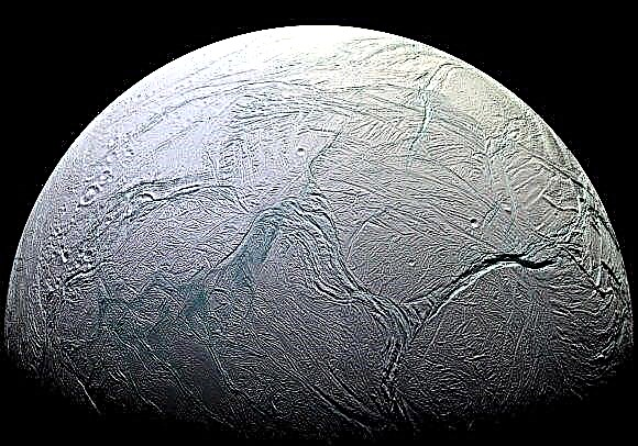 Enceladus izraisa snigšanu citos Saturna mēnešos