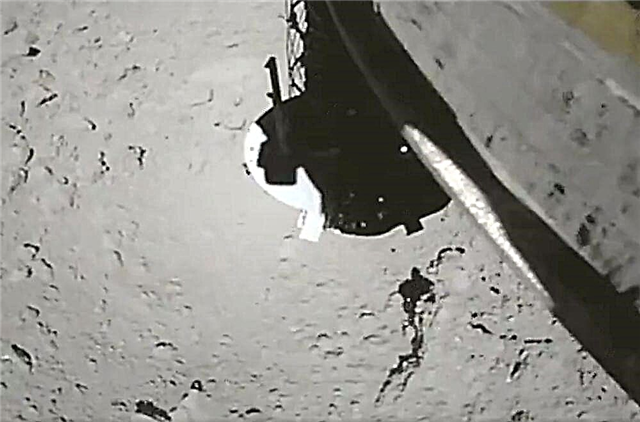 Se denne fantastiske video af Hayabusa 2, der samler en prøve fra overfladen af ​​Ryugu