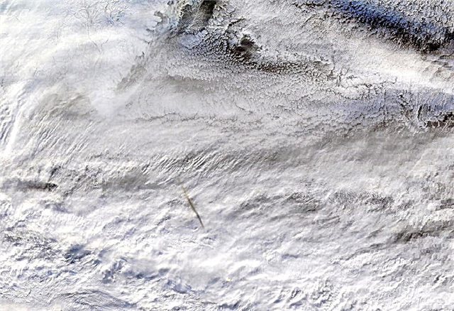 Satelīti pagājušā gada laikā noskatījās milzīgu ugunsbumbu virs Beringa jūras vēlu