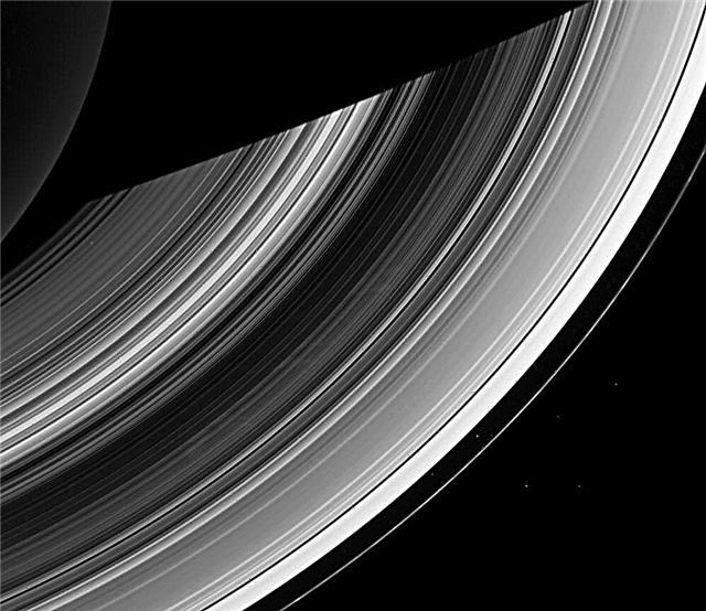 Saturn se zbavuje strašidelných paprsků na léto