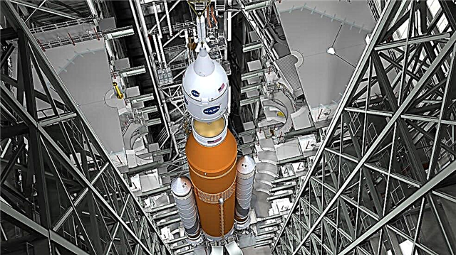 NASA, 2019 년 1 차 SLS 메가 로켓 달 발사에 승무원 추가 여부 연구