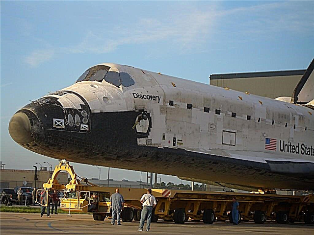 Der letzte Rollover von Space Shuttle Discovery zum VAB