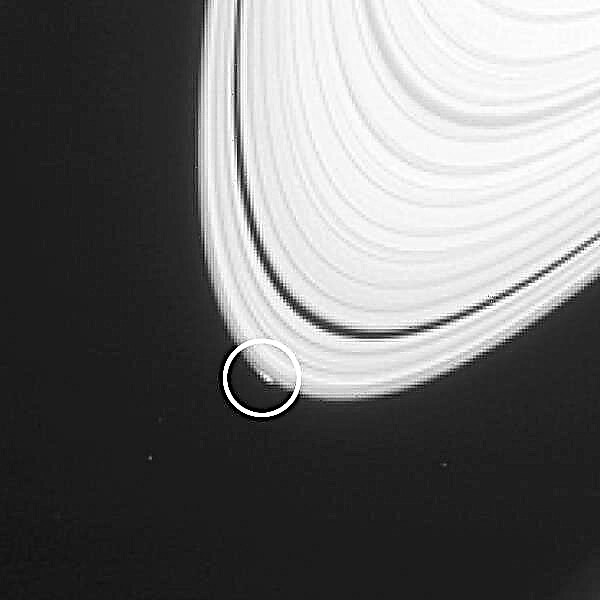 ¿Saturno está haciendo una luna nueva?