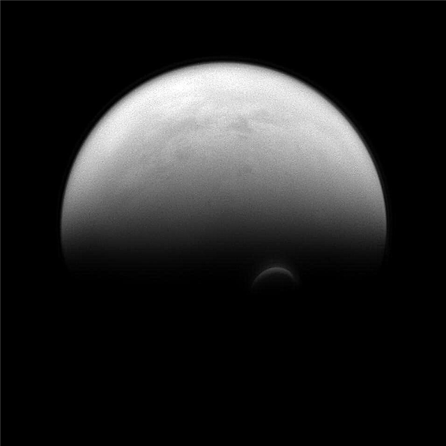 تظهر صورة شبح لقمر زحل أنها ترتفع من الأعماق