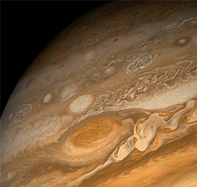 Qual é a grande mancha vermelha de Júpiter?