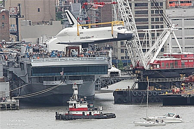 Shuttle Enterprise aterriza en la cubierta de Intrepid en Manhattan