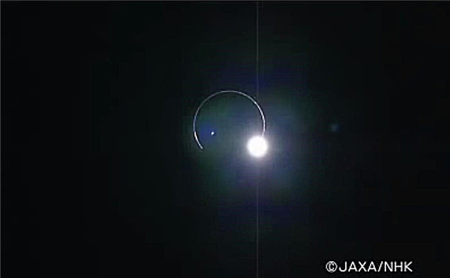 รูปภาพจริงของสุริยุปราคาที่มองเห็นได้จากอวกาศ