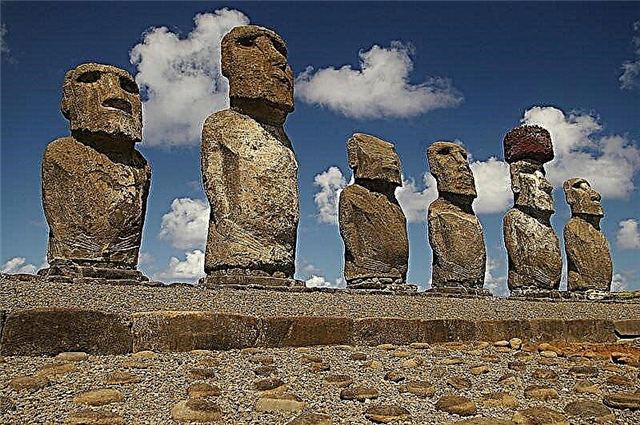 Úplné zatmenie medzi záhadným Moai 11. júla