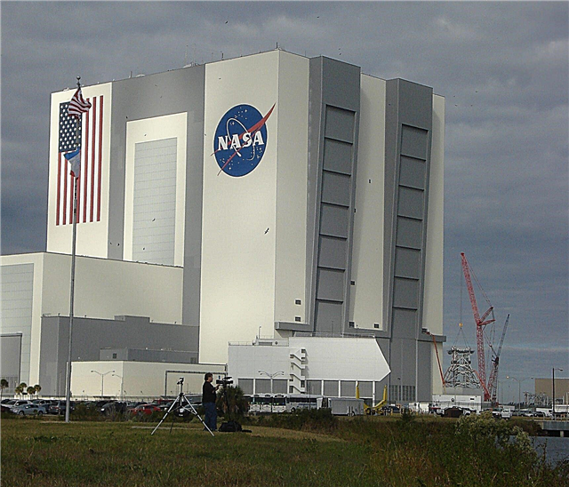 Béant à l'intérieur de l'immense bâtiment d'assemblage de véhicules de la NASA utilisé pour les navettes spatiales et les missions lunaires