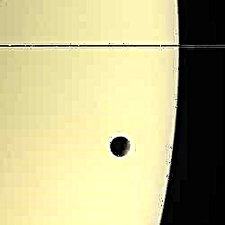 Tethys flyter förbi Saturnus
