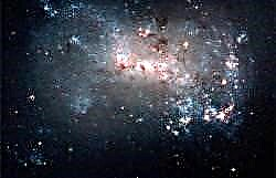 Hubble-Ansicht einer in Flammen stehenden Galaxie in Sternentstehung