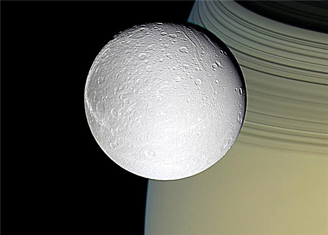 Saturns Moon Dione