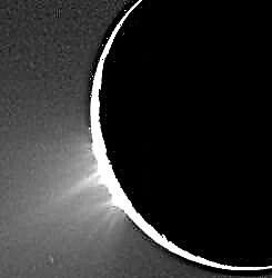 Enceladus: Cold Moon met een hotspot