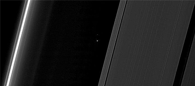Erdstrahlen zwischen Saturnringen im neuen Cassini-Bild