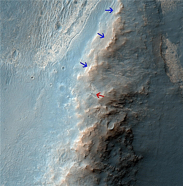 軌道から火星の山の尾根の上を探る機会探査機-上からの眺めと下からの眺め
