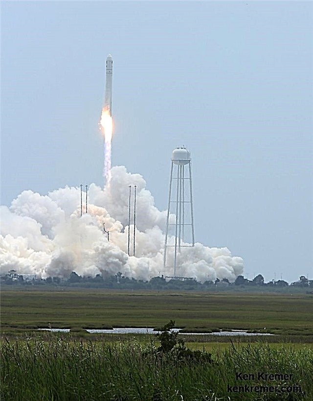 التجاري Antares Resupply Freighter Thunders Aloft to Space Station from Virginia معبأ بالعلوم