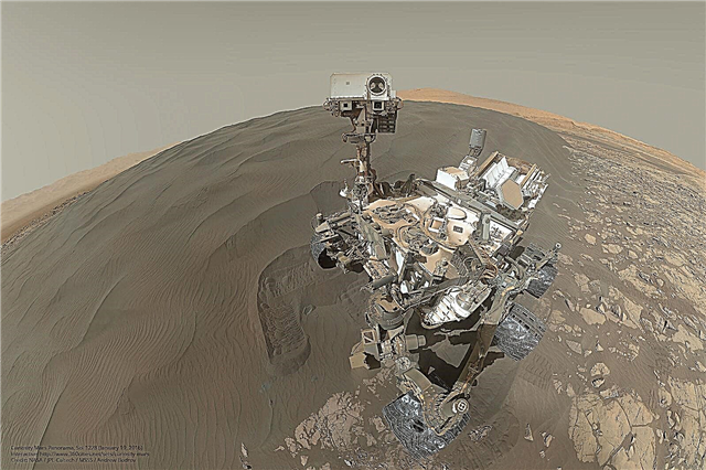 La curiosidad se mete los dedos de los pies en una duna de arena marciana, se toma un selfie