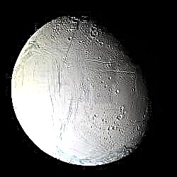 Encelado podría enmascarar la duración del día de Saturno