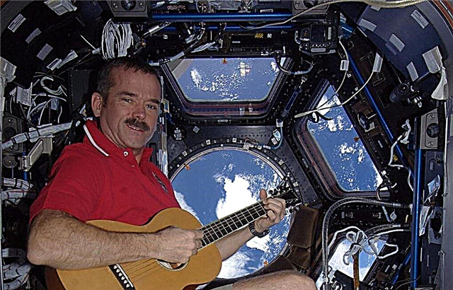 "الجوهرة في الليل:" الموسيقى الأصلية والصور من محطة الفضاء عيد الميلاد - مجلة الفضاء