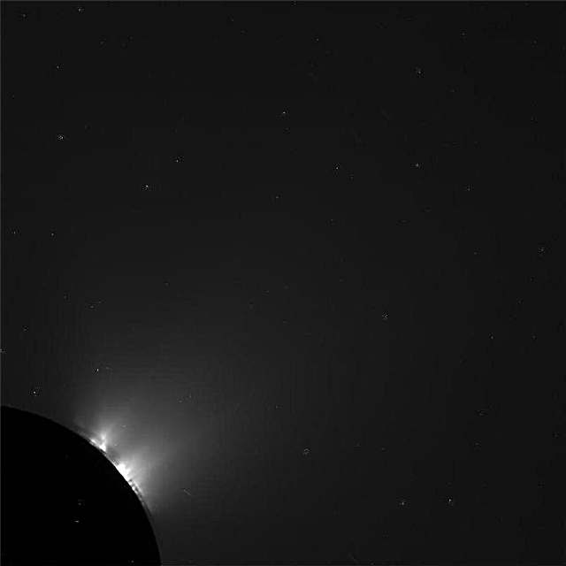 Cassini desliza pelo spray de Encélado