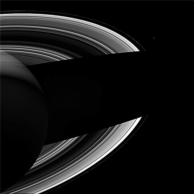 Saturnus pronkt met zijn schaduw
