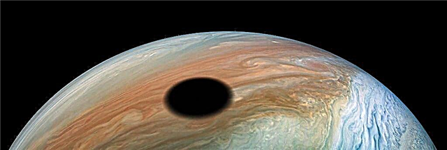 Jā, šī patiesībā ir Io ēna, kas iet cauri Jupitera virsmai.
