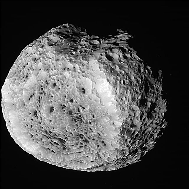 Melihat dari dekat ke Bulan Saturnus Sponge