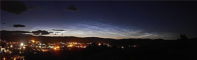 Fantastiske Noctilucent Clouds Shine Brightly i Storbritannia