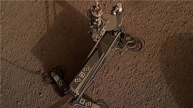 Inženýři stále řeší problémy, proč je krtka Mars InSight zaseknutá a nepůjde hlouběji