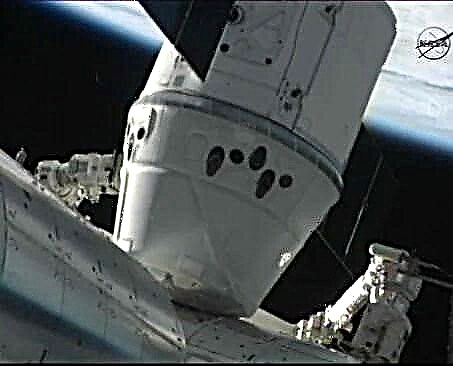 Videolar: Dragon Capsule Artık ISS'ye Başarıyla Bağlandı