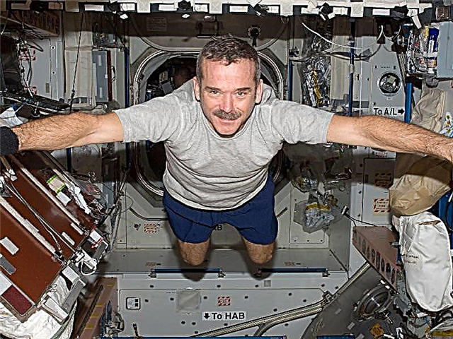El siempre elocuente Chris Hadfield explica la importancia de la estación espacial internacional