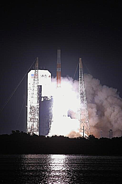 ULA Delta IV Thunders Off Pad avec satellite GPS IIF-2
