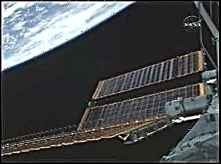ISS, 최종 태양 광 어레이가 배치 된 밤하늘에서 두 번째로 밝은 물체