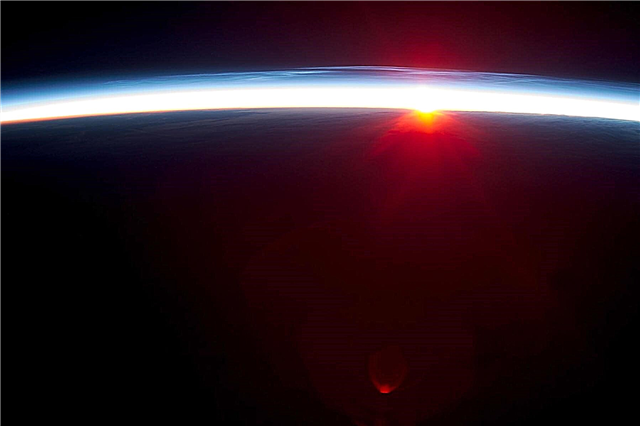 地球の最も高い雲が「軌道のトップ」で輝きます-Space Magazine