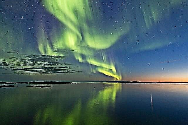 Astropoto: Aurora Dancing on the Water