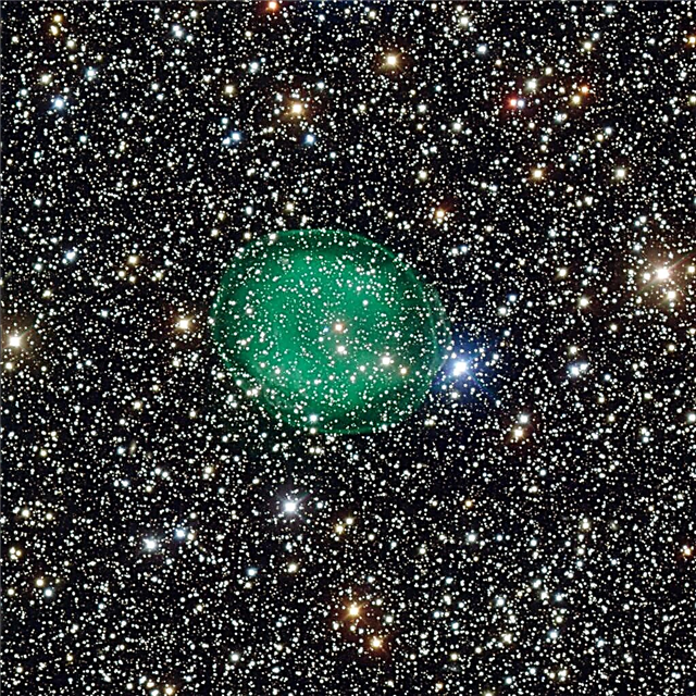 Regard dans l'œil vert de la nébuleuse planétaire IC 1295