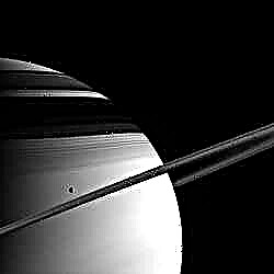 Tethys slīd pagātnes Saturns