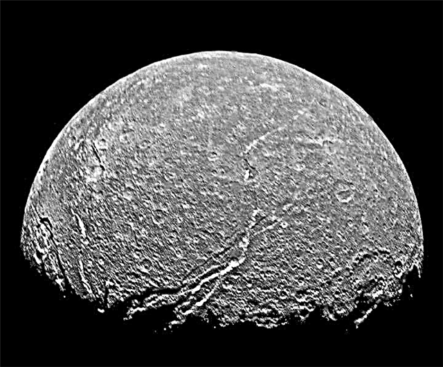 قمر أورانوس تيتانيا