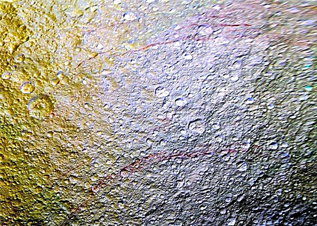 Wat zijn deze vreemde dieprode strepen op Tethys?