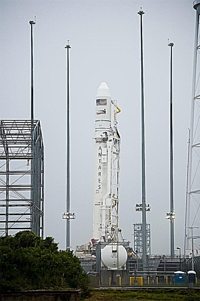 Timelapse: Glejte raketo Antares po vertikali na lansirni ploščici