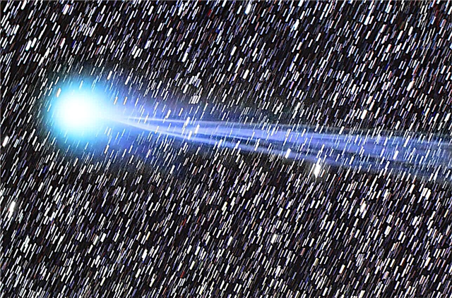 Bez Měsíce je Comet Lovejoy úžasná