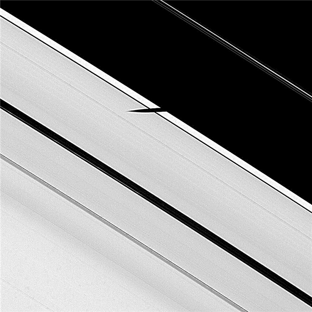 Las sombras de luna en los anillos de Saturno son heraldos de la primavera
