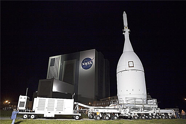 Der wegweisende Orion der NASA rollt zur Startrampe, die für Maiden Blastoff auf die Rakete gehisst wird