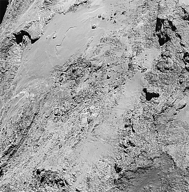 الصور الأولى مأخوذة من فيلم Rosetta's Valentine Day Comet Flyby