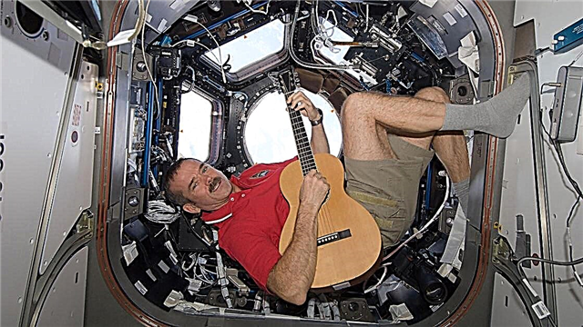 مربى الفضاء: رائد فضاء يغني دويتو من محطة الفضاء
